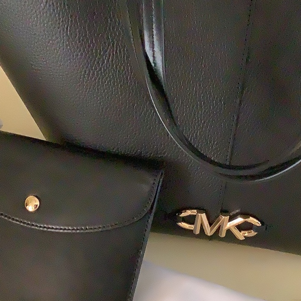 Micheal Kors Fan Tote w/accessories - Picture 6 of 7